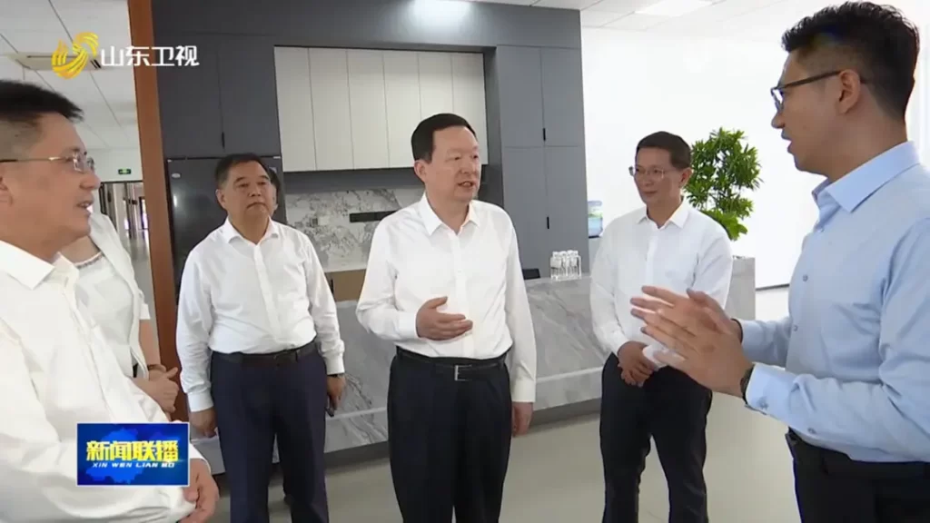 山东省委副书记、省长周乃翔(中)听取易运盈董事长苏杭(右1)汇报